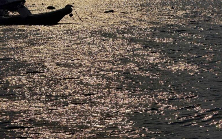 Svetlobni vzorci na pe&scaron;čeni plaži