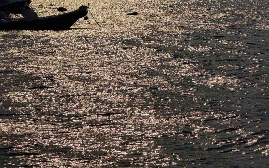 Svetlobni vzorci na pe&scaron;čeni plaži