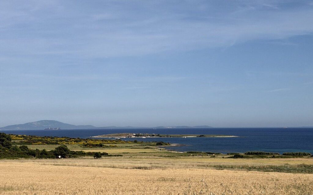 Nizka obala in morje pod &scaron;irokim nebom