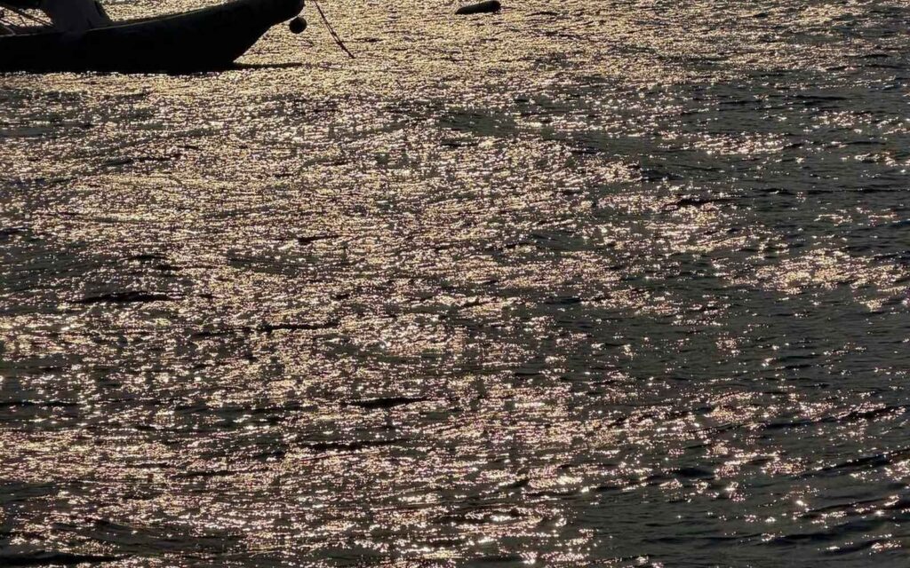 Svetlobni vzorci na peščeni plaži