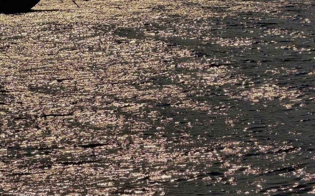 Svetlobni vzorci na pe&scaron;čeni plaži