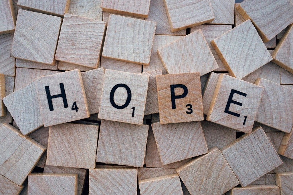 Beseda HOPE iz lesenih ploščic