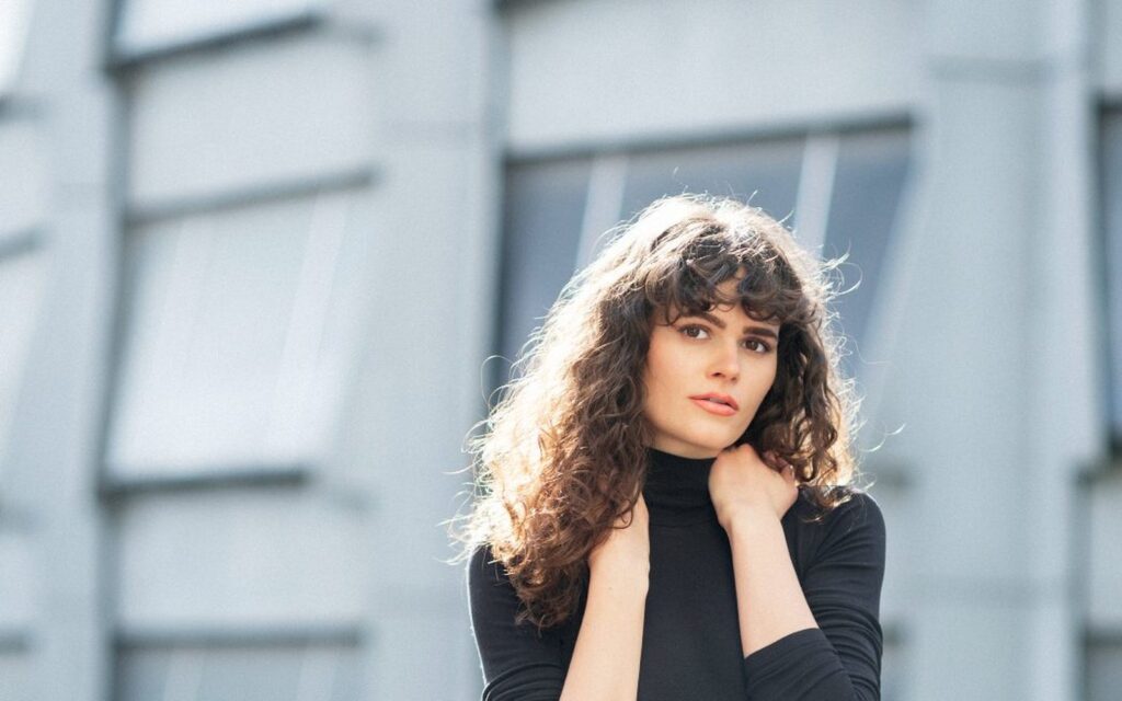 Veronika Železnik pred mestno fasado