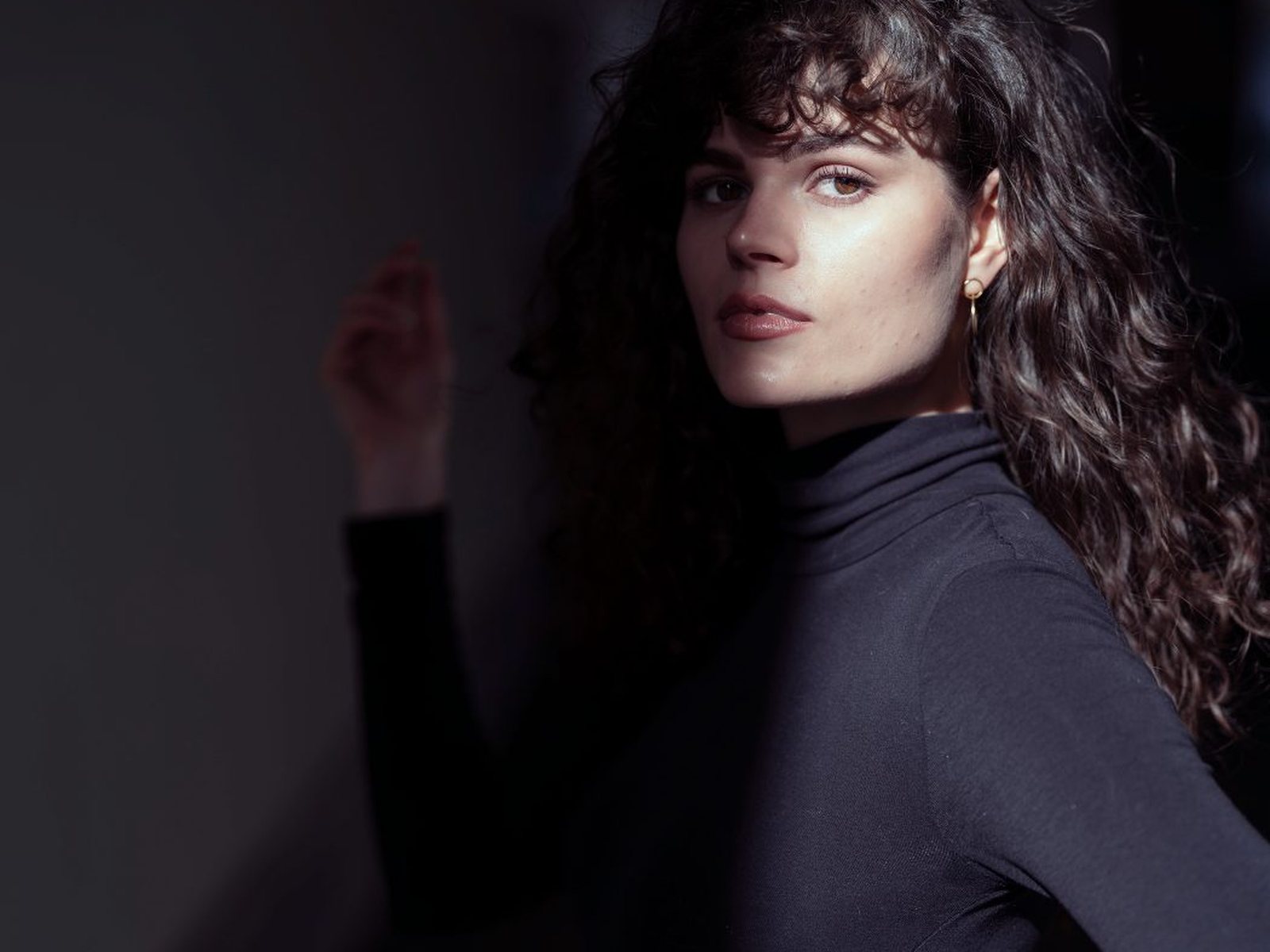 Veronika Železnik against a wall in soft light