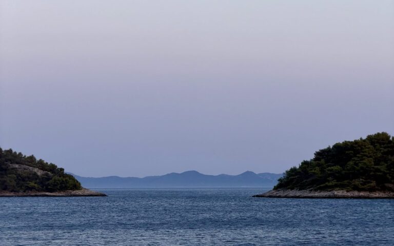 Otoka v megličastem obzorju ob mraku
