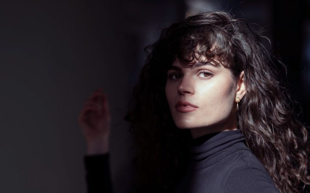 Veronika Železnik ob steni
