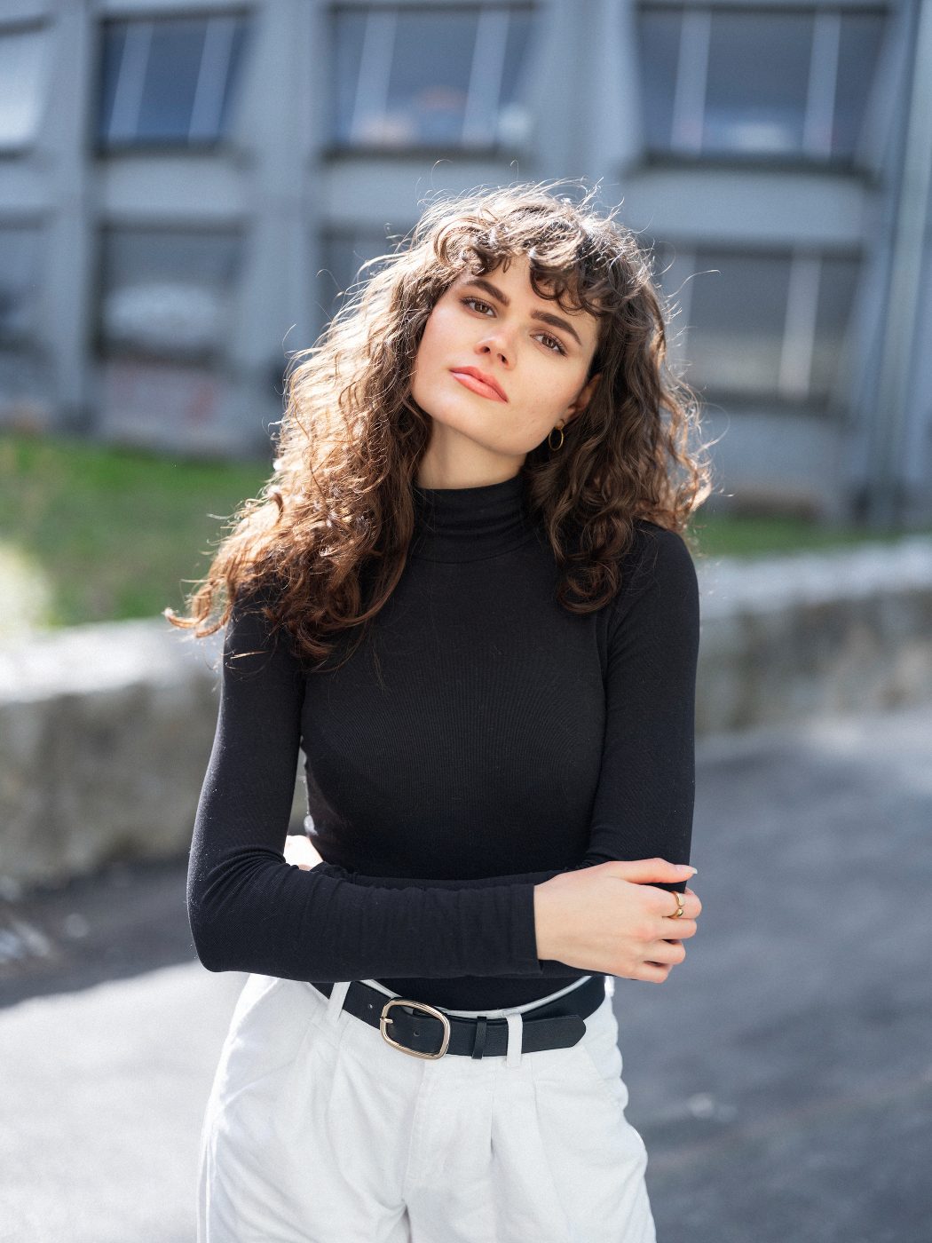 Veronika Železnik pred stavbo