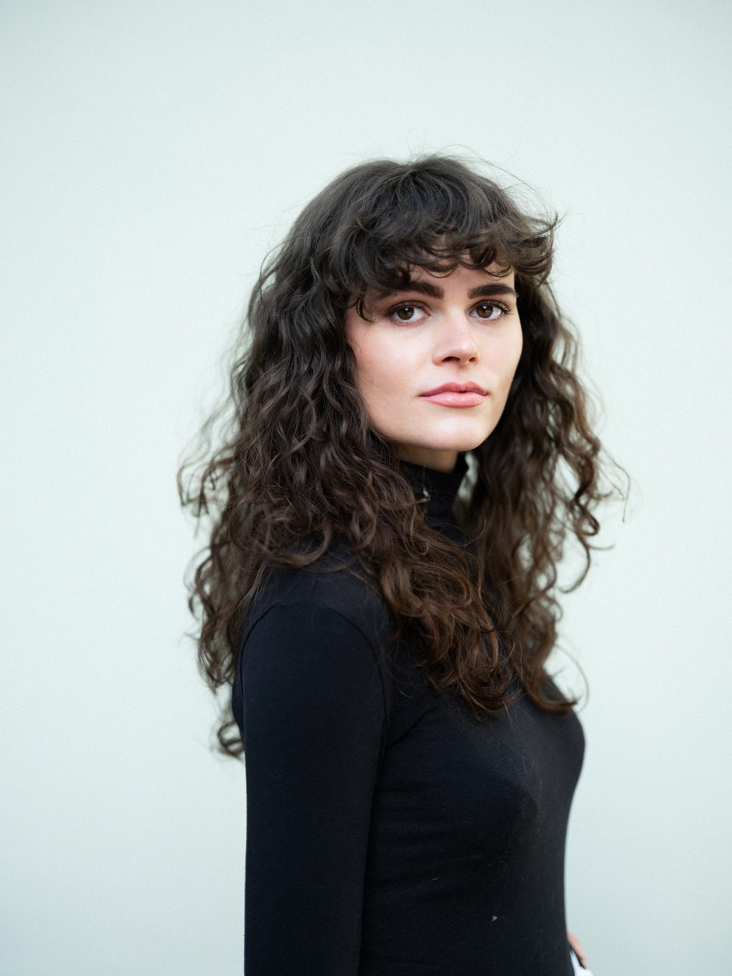 Veronika Železnik na svetlem ozadju